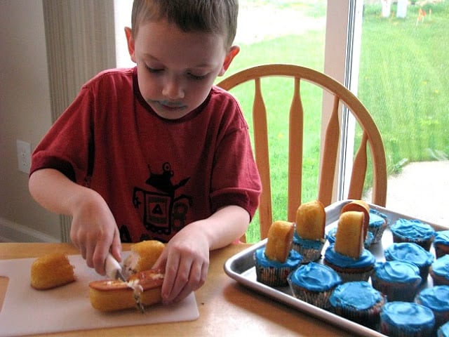 child cutting Twinkie in half