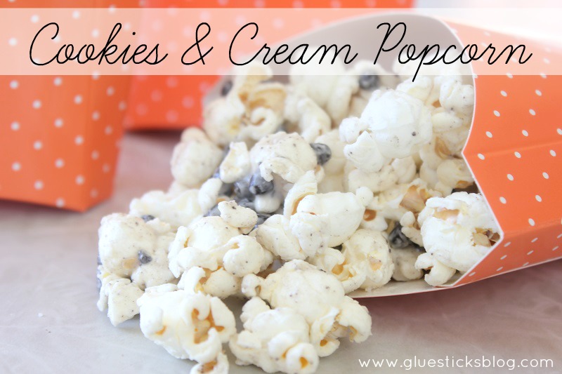Cookies and Cream Popcorn in orange popcorn bos