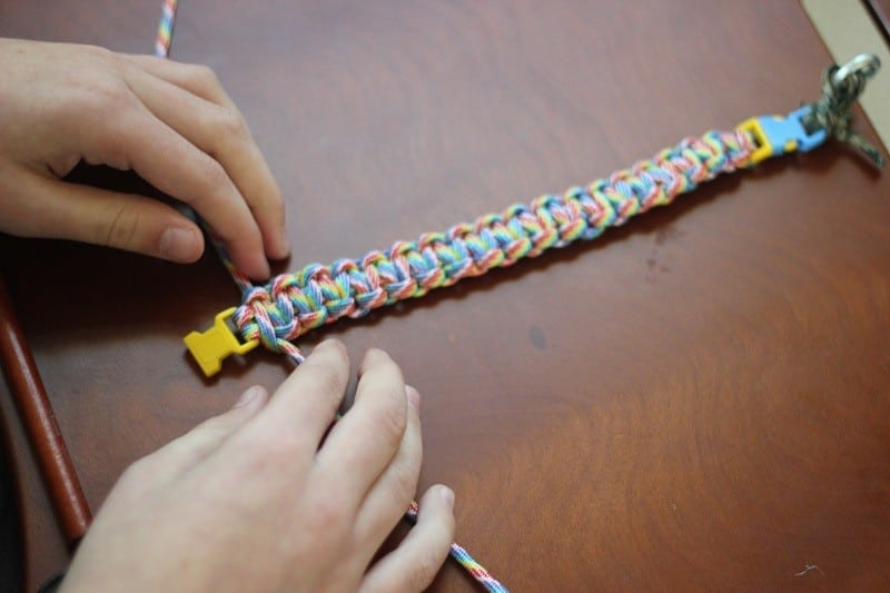 braiding pieces of paracord 