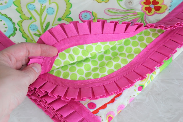 pink ruffled binding on quilt