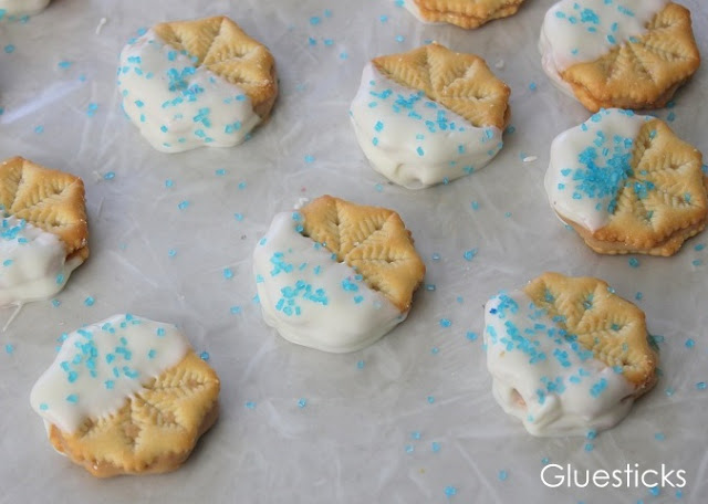 ritz crackers with peanut butter dipped in white chocolate