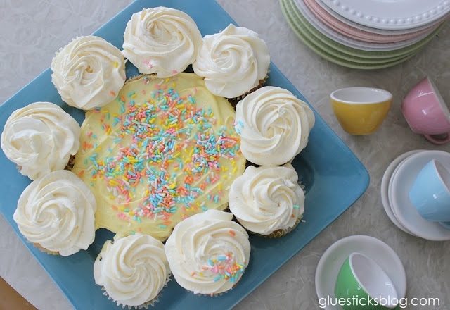 cupcakes arranged into flower shape