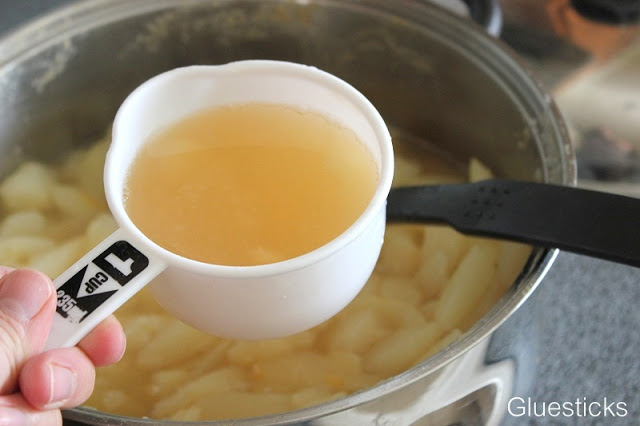 pear juice in measuring cup