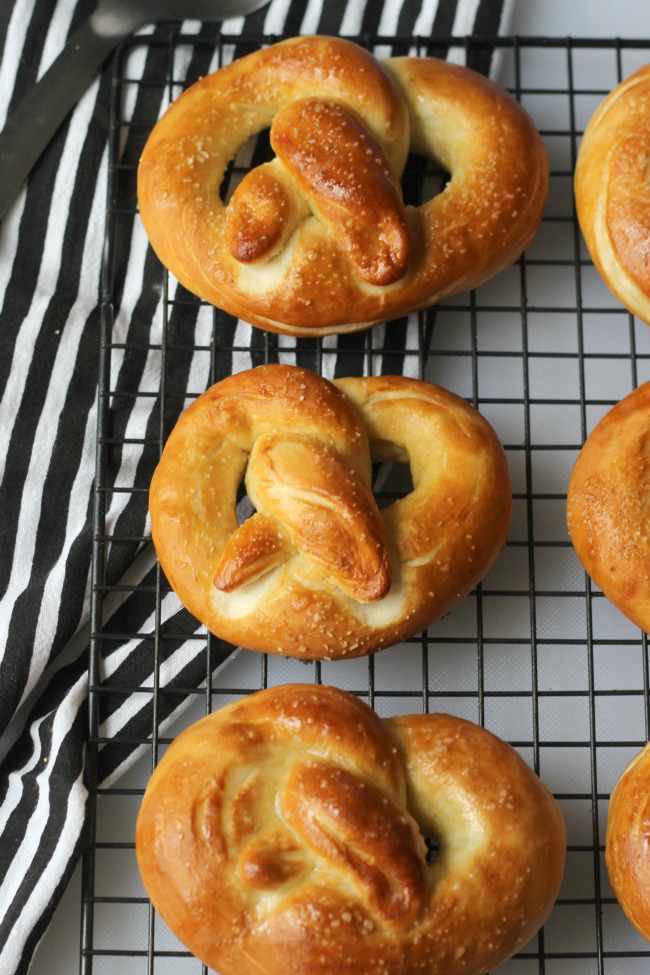 No Boil Soft Baked Pretzels Recipe: Auntie Anne's Copycat - Gluesticks Blog