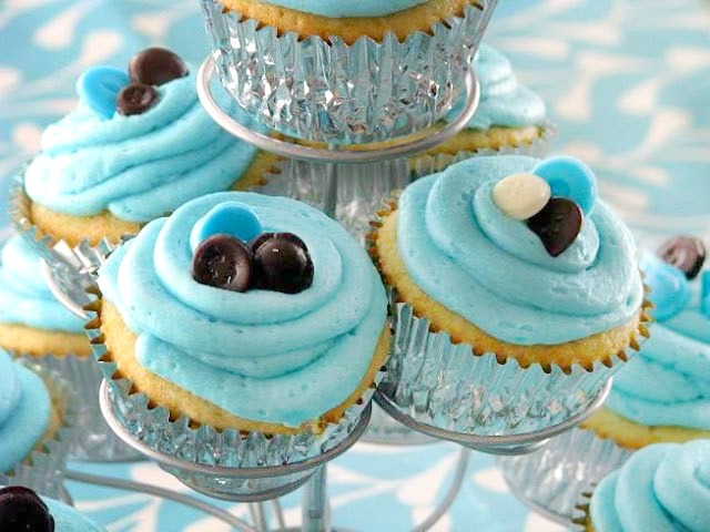 cute as a button cupcakes