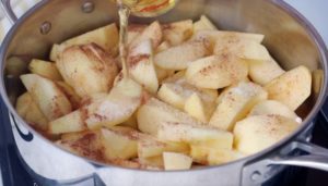sliced apples with cinnamon and sugar