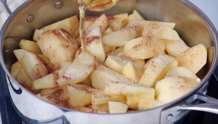 sliced apples with cinnamon and sugar