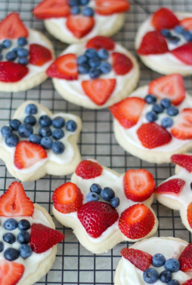 finished mini fruit pizzas on cooling rack