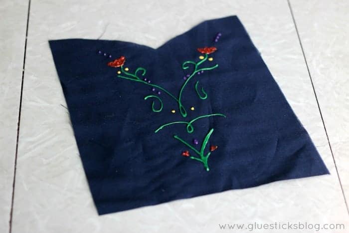 Use our 8 in 1 princess apron pattern and tutorial to create any number of Disney princesses! Anna, Elsa, Ariel, Cinderella (2 versions!), Snow White, Belle, and Aurora. This easy to follow pattern and tutorial is free and the perfect gift for your little girl!