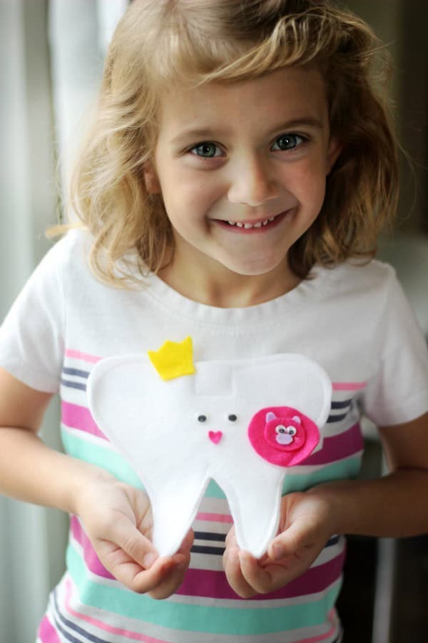 A quick and easy tooth fairy pillow made with felt scraps that you can make with your little one in about 15 minutes. Includes a printable template. tooth pillow