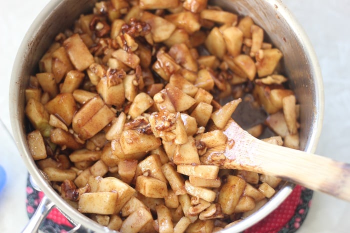apple cinnamon filling in pan