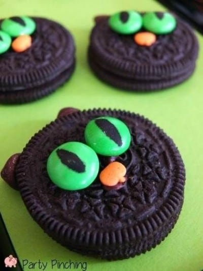 halloween cat cookies made out of Oreo cookies
