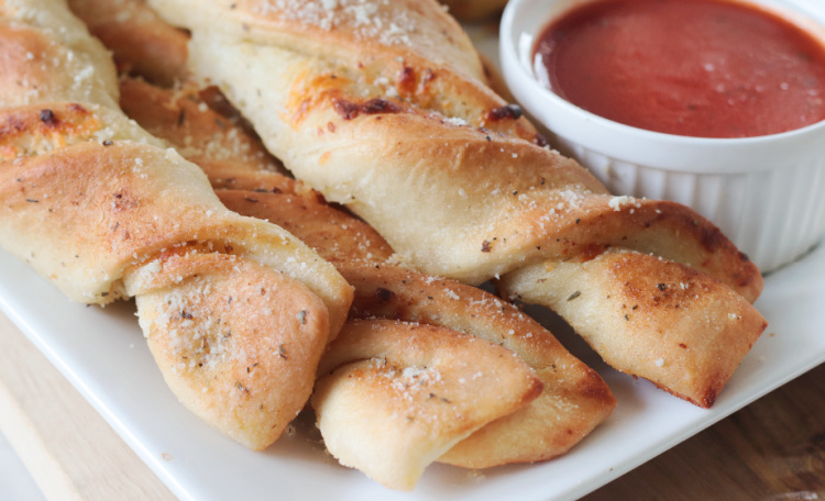 round table garlic parmesan twists with marinara for dipping