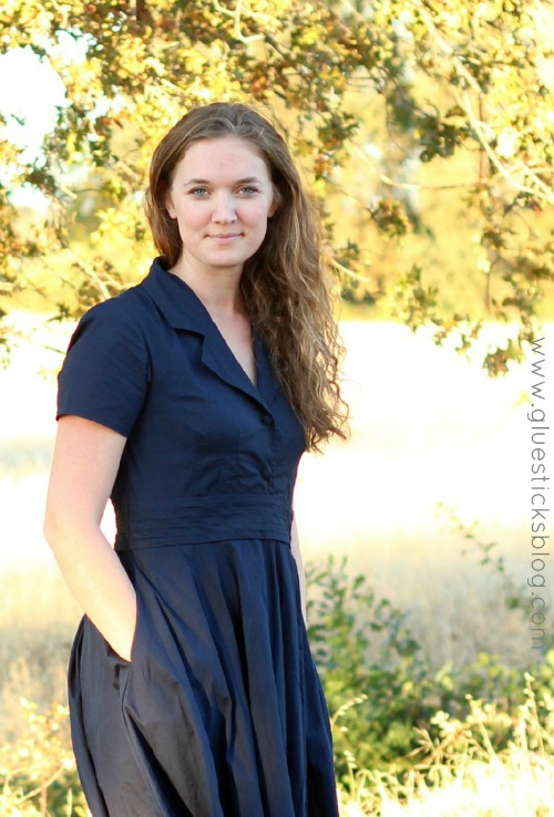 woman wearing navy blue short sleeved dress