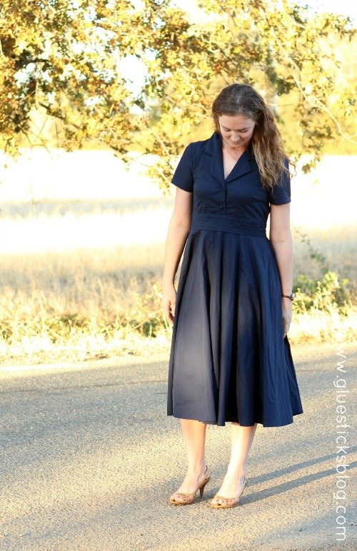 woman wearing navy blue short sleeved dress