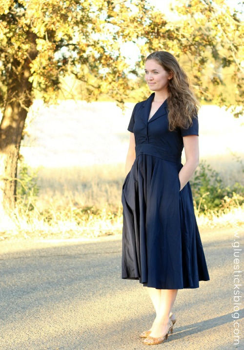 woman wearing navy blue short sleeved dress