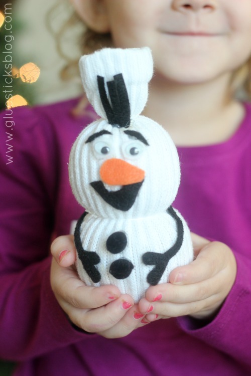 A quick and easy sock snowman for kids to make. No sewing involved! Fill with rice or pillow stuffing for a darling stuffed toy!