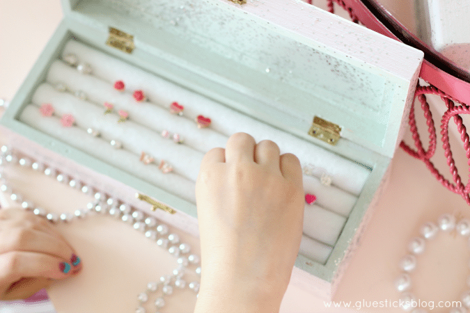 Make an Earring Storage Box for $5 Using Pencils and Felt