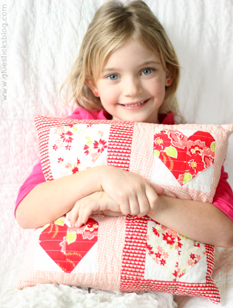 How to make quick and easy heart quilt squares! Stitch 4 together to make darling Valentine's day throw pillows!