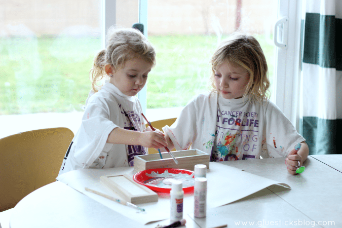 Would you believe it if I told you this DIY earring storage box was made from pencils and felt? Crazy I know but read on to see how to make this darling earring storage box for under $5.