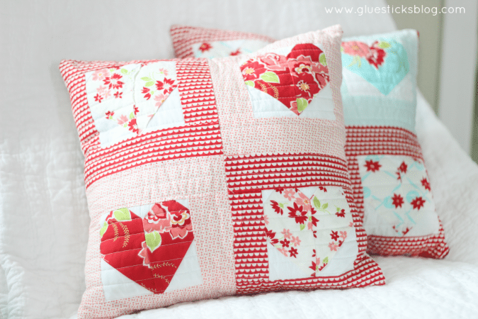 How to make quick and easy heart quilt squares! Stitch 4 together to make darling Valentine's day throw pillows!