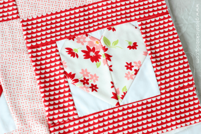 How to make quick and easy heart quilt squares! Stitch 4 together to make darling Valentine's day throw pillows!