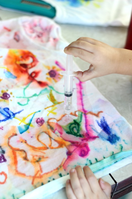 kids making sharpie tie dye