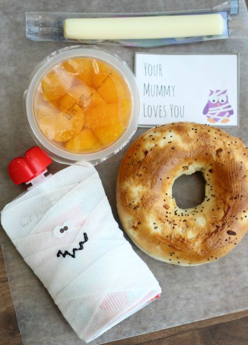 bagel and mummy yogurt with printable halloween tag