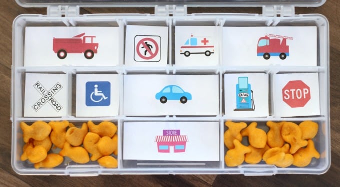 Road trip activities and printables for kids! Activity pages to print, road trip binders, and easy on the go snacks from a family who has has traveled around the United States.