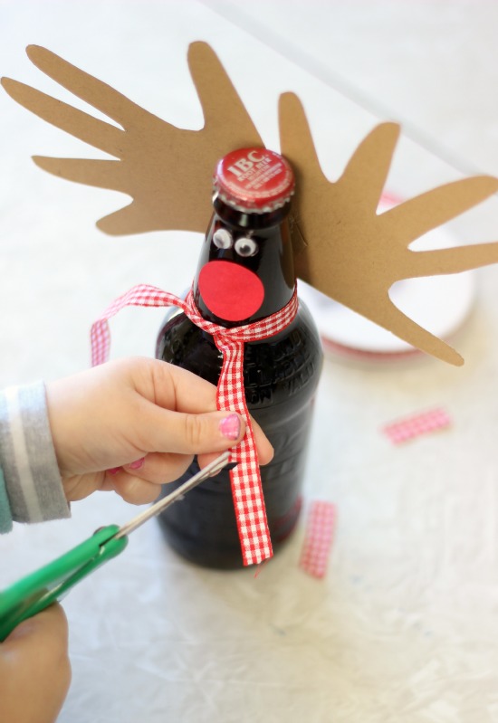 Looking for a cute Christmas gift idea for Dad? How about a pack of his favorite sodas---reindeer themed! These reindeer root beer bottles come together in a matter of minutes and are sure to be a hit this year! 