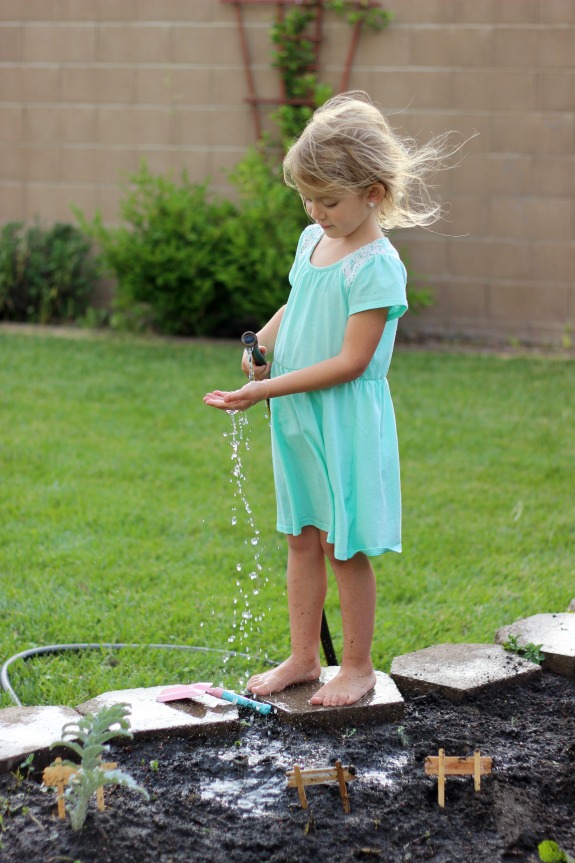 Make your own garden markers using popsicle sticks! A fun and easy gardening project for kids. What are you planting this year?