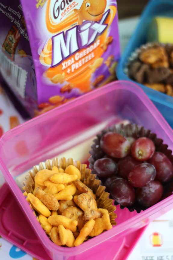 Road trip activities and printables for kids! Activity pages to print, road trip binders, and easy on the go snacks from a family who has has traveled around the United States.