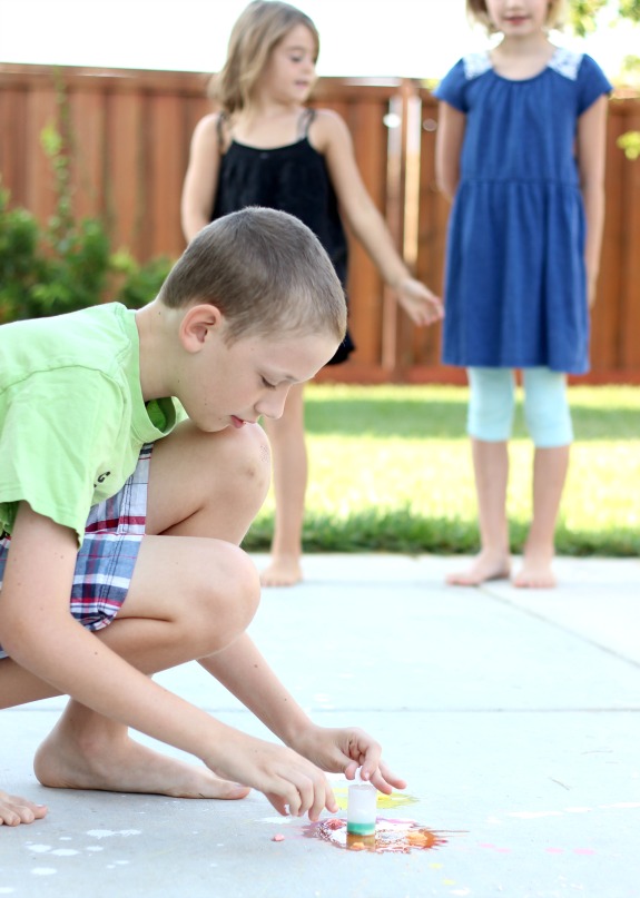 A science experiment, crowd pleaser, and boredom buster all in one! These sidewalk paint rockets splatter colorful bursts of chalk paint on the ground and clean up with water!