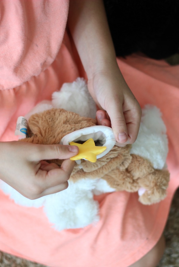 A DIY stuffed animal birthday party? A dream come true for any little child! Everything you need from the plush animals, stuffing, birth certificates, take home boxes, and t-shirts to decorate to have the perfect party!