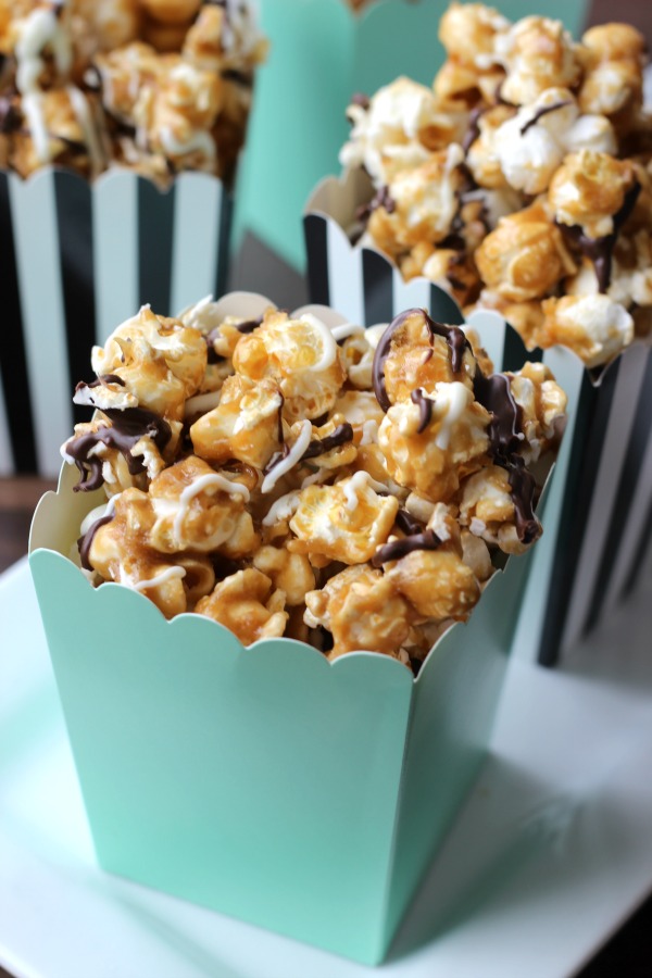 Homemade caramel corn drizzled in white and dark chocolate. This black and white caramel corn is easy to make and incredibly addicting! 