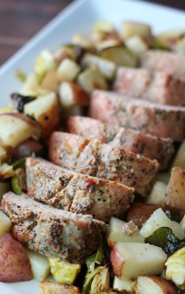 This pork sheet pan dinner is a delicious, hearty, and QUICK weeknight dinner solution! Seasoned pork, roasted vegetables = perfection!