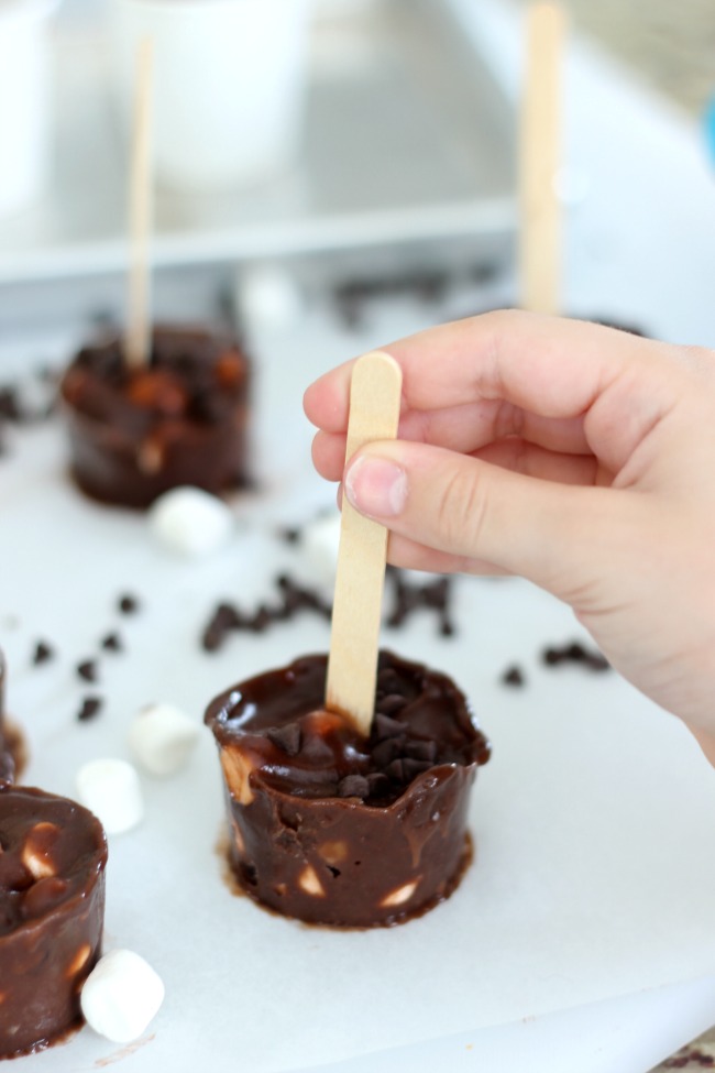 This rocky road pudding pops recipe takes about 5 minutes to prepare. Simple ingredients, simple instructions. The perfect recipe for kids!