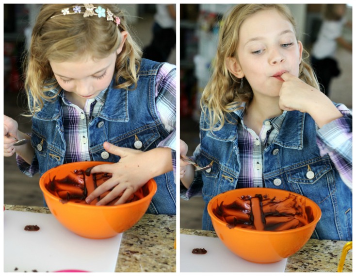 This rocky road pudding pops recipe takes about 5 minutes to prepare. Simple ingredients, simple instructions. The perfect recipe for kids!