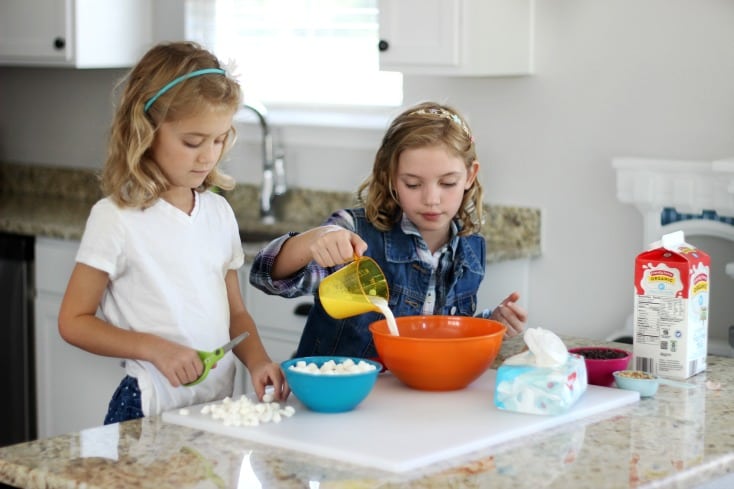 This rocky road pudding pops recipe takes about 5 minutes to prepare. Simple ingredients, simple instructions. The perfect recipe for kids!