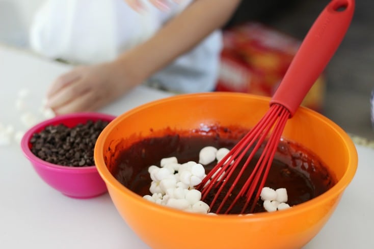 These rocky road pudding pops take about 5 minutes to prepare. Simple ingredients, simple instructions. The perfect recipe for kids!