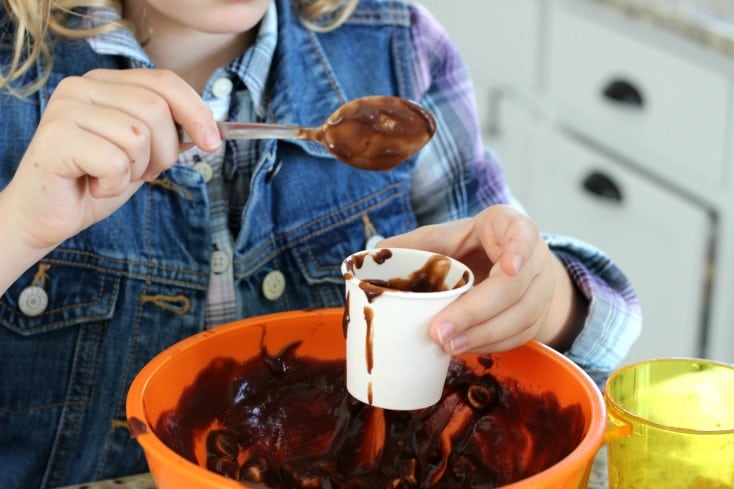 This rocky road pudding pops recipe takes about 5 minutes to prepare. Simple ingredients, simple instructions. The perfect recipe for kids!