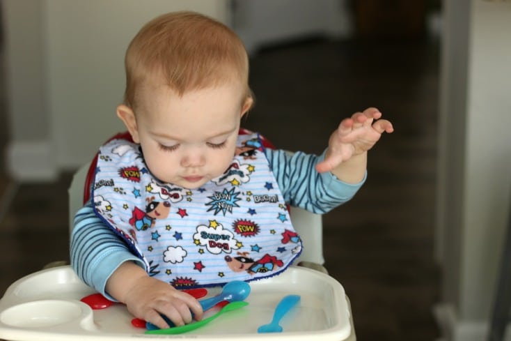  Make a bib out of a washcloth and a placemat in 30 minutes to catch spills from the messy little ones in your home! Two easy sewing projects for beginners!