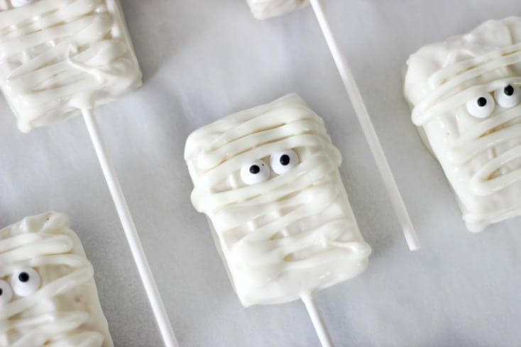 rice krispies mummy pops for halloween classroom treats