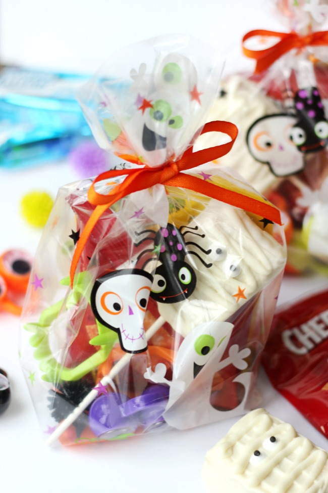 If cake pops intimidate you, don't fret! Rice Krispies pops are SO much quicker and easier and you can customize them a million ways. These mummy pops take about 10 minutes to make start to finish and are perfect for packaging up in Halloween treat bags!