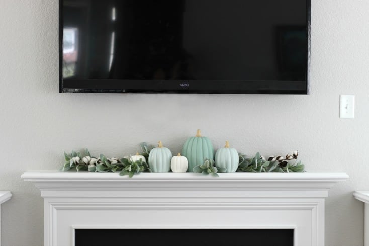 Make your own set of ceramic painted pumpkins to match your fall decor this year! A quick and easy afternoon project.