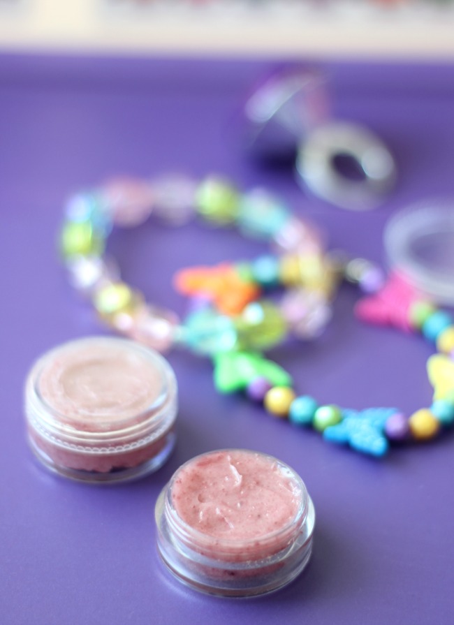Homemade lip gloss with only 2 ingredients! This fruit punch lip gloss smells delicious and is such an easy project to make with kids. You can make any flavor you'd like by switching up the flavor of drink packets.
