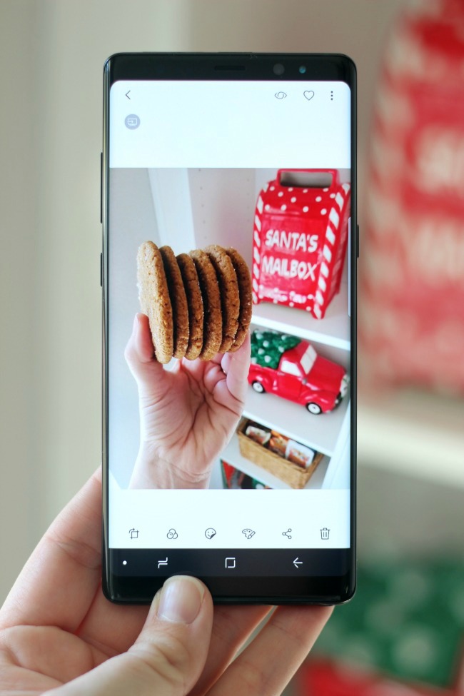 Simplify Christmas and the holiday season by letting your phone become your personal assistant! Let it remind you of the big events, capture the holidays with vivid photos & video, & organize your lists!