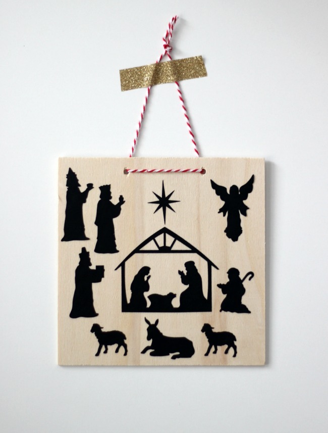 A quick 5-minute nativity craft for kids that they can hand on the wall. Simply peel and stick the repositional decals onto the pre-cut plaque!