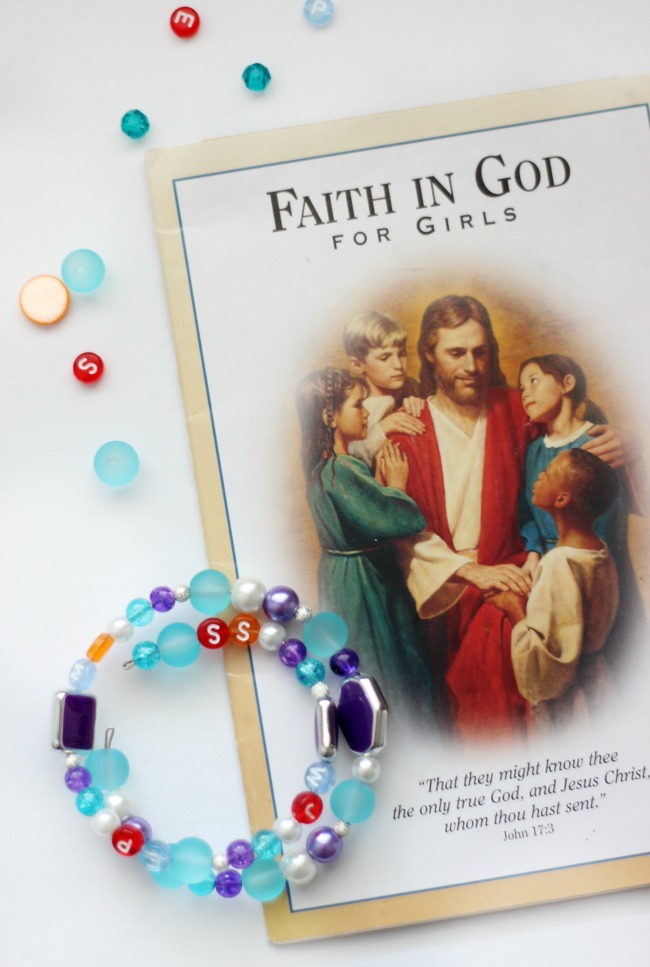 prayer bracelet next to faith in god booklet