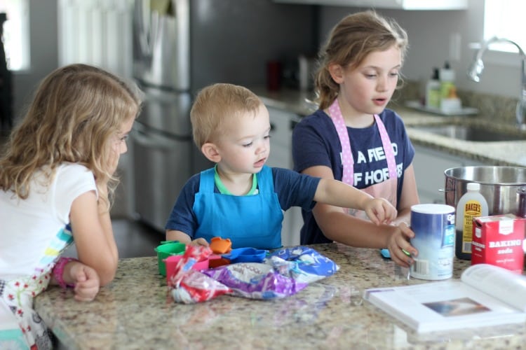 Make a Cookie Monster apron for a toddler using this quick and easy apron pattern! There's even a pocket to keep a measuring spoon...or a cookie! It's Cookie Monster's mouth!